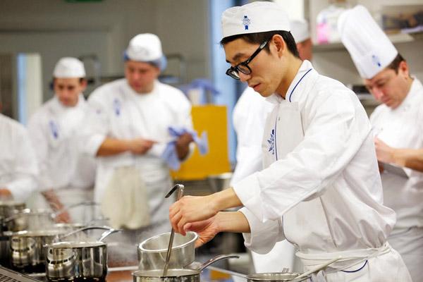 xuất khẩu lao động Bồ Đào Nha làm phụ bếp